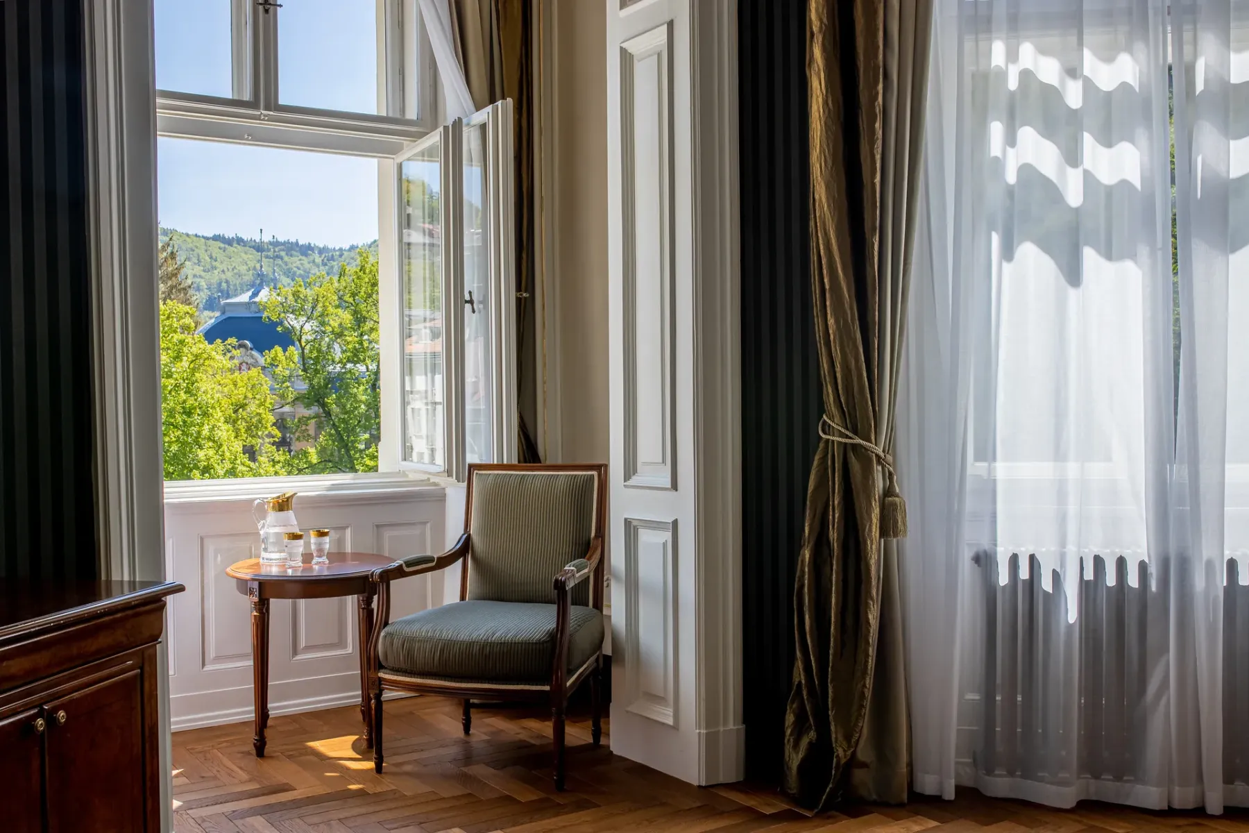 02-Riverside_Presidential_Suite_355_obyvaci_pokoj_vyhled_1_2020_Jan_Maly