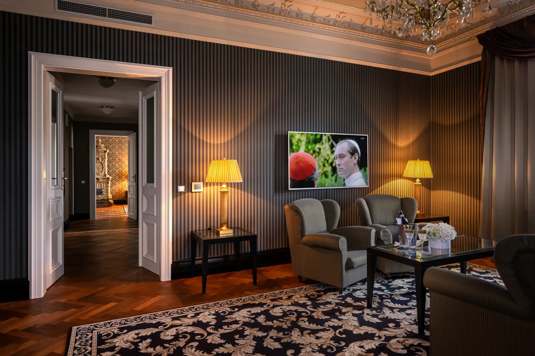 Riverside_Presidential_Suite_355_obyvaci_pokoj_TV_20120_Jan_Maly